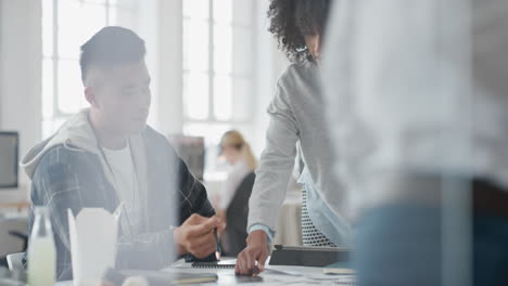 Equipo-Creativo-De-Gente-De-Negocios-Reuniéndose-Para-Intercambiar-Ideas-Para-El-Desarrollo-De-Planificación-De-Proyectos-De-Inicio-En-La-Oficina