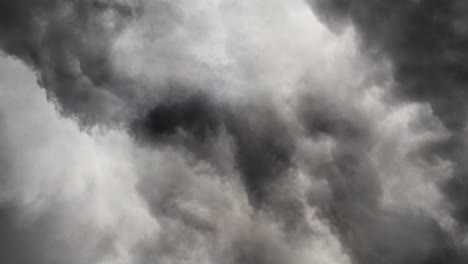 Una-Tormenta-Eléctrica-Dentro-De-La-Nube-Cúmulo-Gris-Y-Se-Acercó