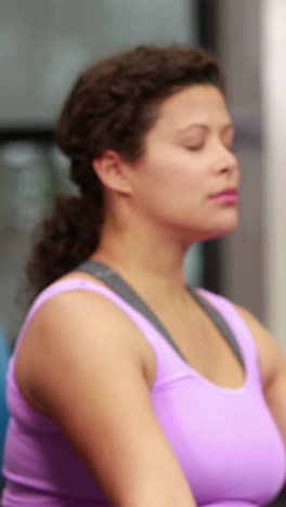 mujeres embarazadas en el gimnasio