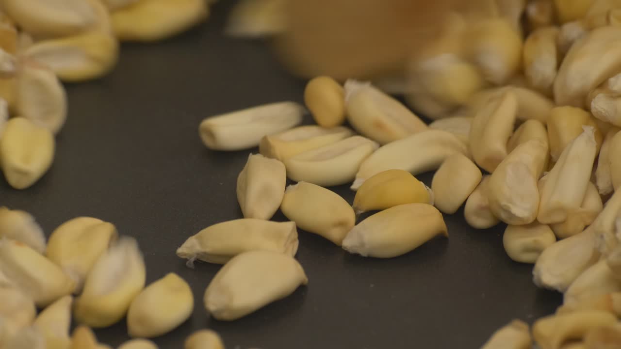 agitar el maíz cancha a fuego bajo para tostar parte 1