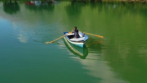 Una-Mujer-En-El-Barco-Pesca-Un-Pez-Girando-En-Noruega.