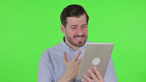 hombre con pérdida en la tableta en la oficina, pantalla verde