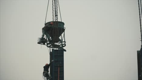 trabajadores de la construcción que vierte hormigón