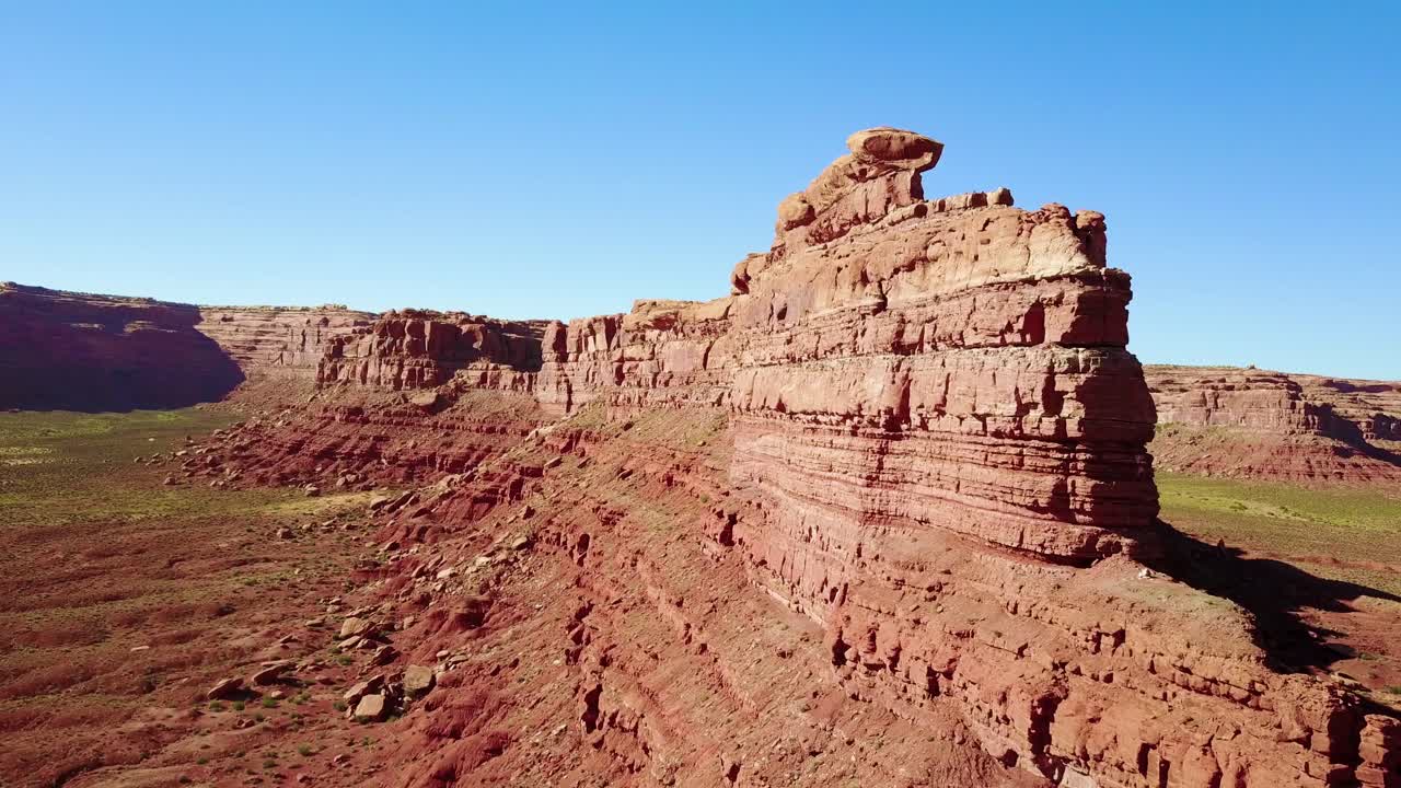 Vista aerea attorno ai buttes e alle formazioni rocciose della Monument Valley, Utah 5