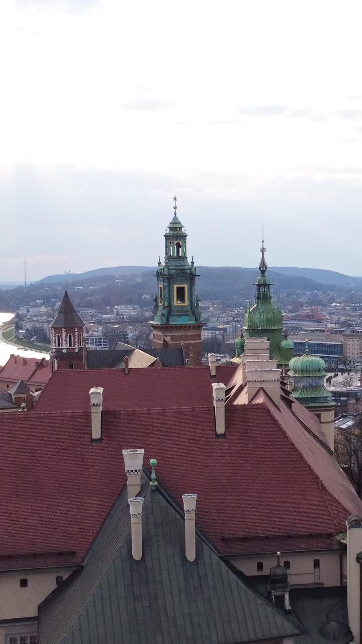 Vista aerea panoramica dello storico Castello di Wawel e della città di Cracovia