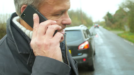 Der-Fahrer-Hatte-Eine-Panne-Und-Rief-Den-Wiederherstellungsdienst-Auf-Dem-Mobiltelefon-An