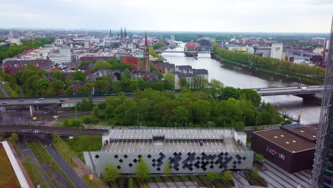 Luftaufnahme-Des-Parkhauses-Weserquartier-In-Der-Nähe-Des-Weserturms-Entlang-Des-Flusses-In-Bremen,-Deutschland