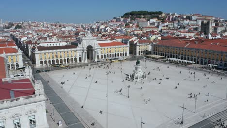 Toma-Aérea-De-Drones-Del-Parco-Do-Comercio-Y-El-Paisaje-Urbano-De-Lisboa,-Portugal