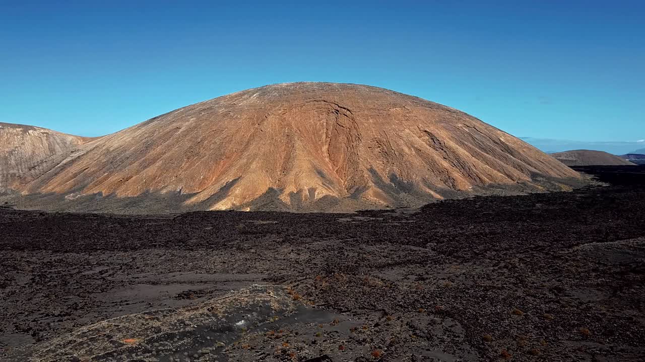 panorama aéreo del valle volcánico cerca del parque nacional de timanfaya, lanzarote, islas canarias, españa