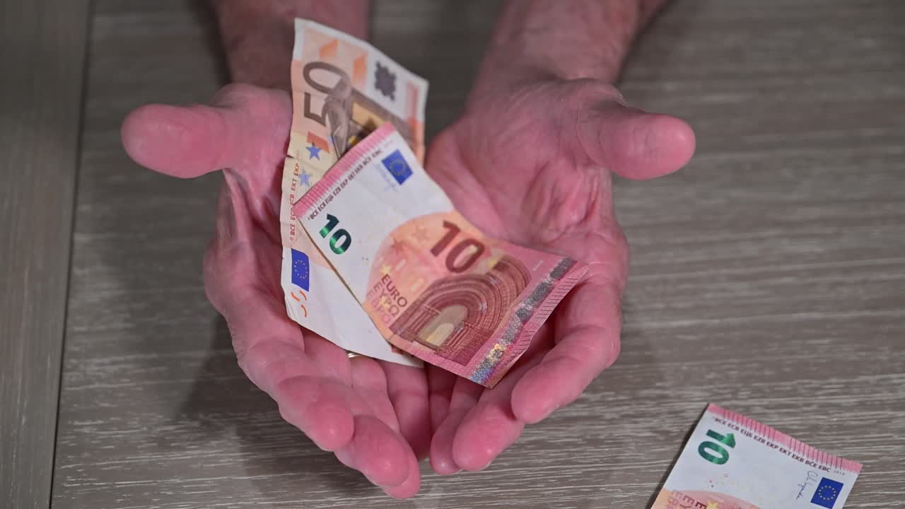 la jubilación europea en pocos euros como ciudadanos de edad avanzada las manos están extendidas para atrapar ingresos para el estilo de vida de los jubilados europeos