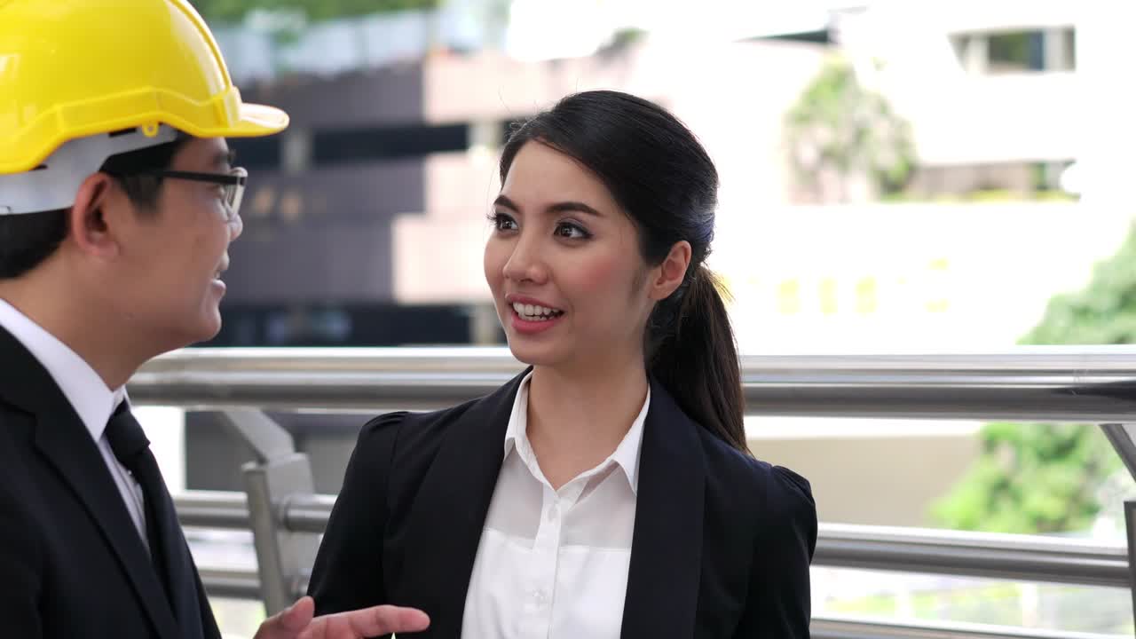 mujer de negocios e ingeniero que se reúnen. concepto de construcción, acuerdo, asociación, trabajo en equipo y relación.