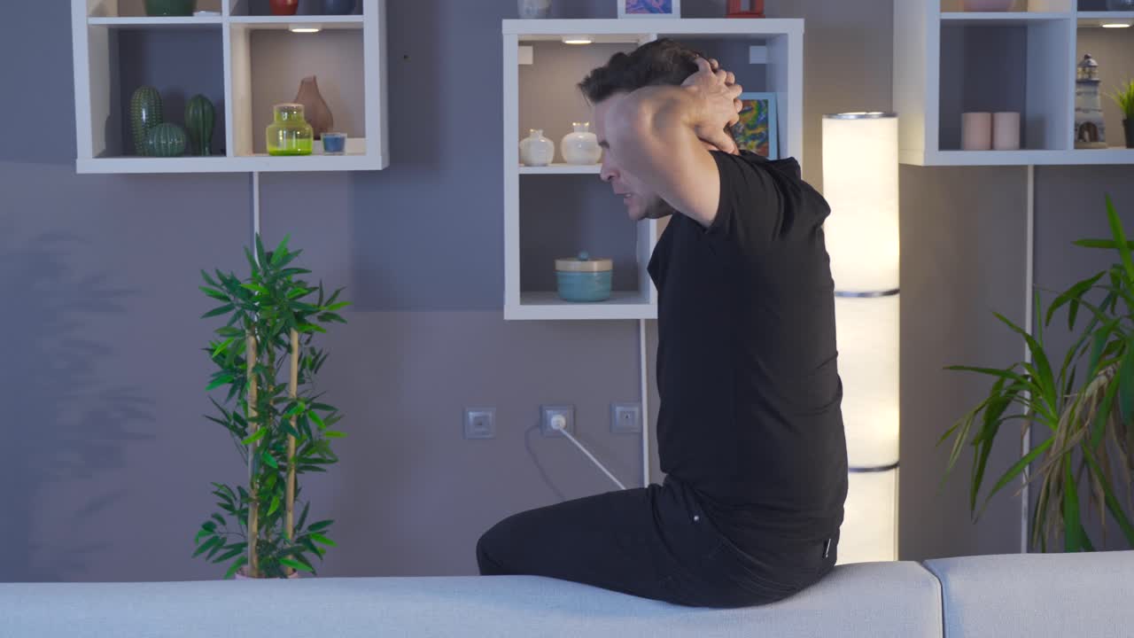 집에 앉아 있는 남자는 매우 화가 났습니다.