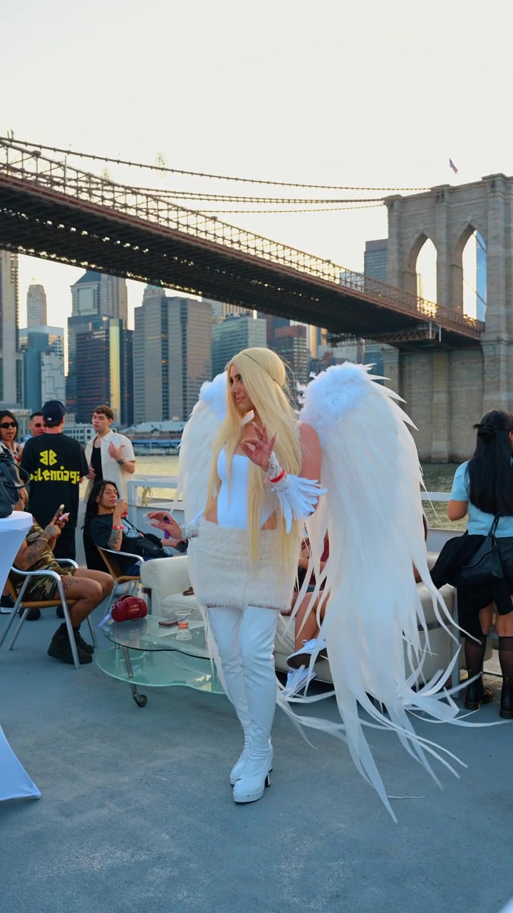 New York, ABD, 7 Haziran 2026: Gündüz festival gezisinde şapkalı adam alkışlıyor. Beyaz tişört giyen erkek konuk, açık hava topluluk etkinliği sırasında alkışlıyor, arka plan bulanık