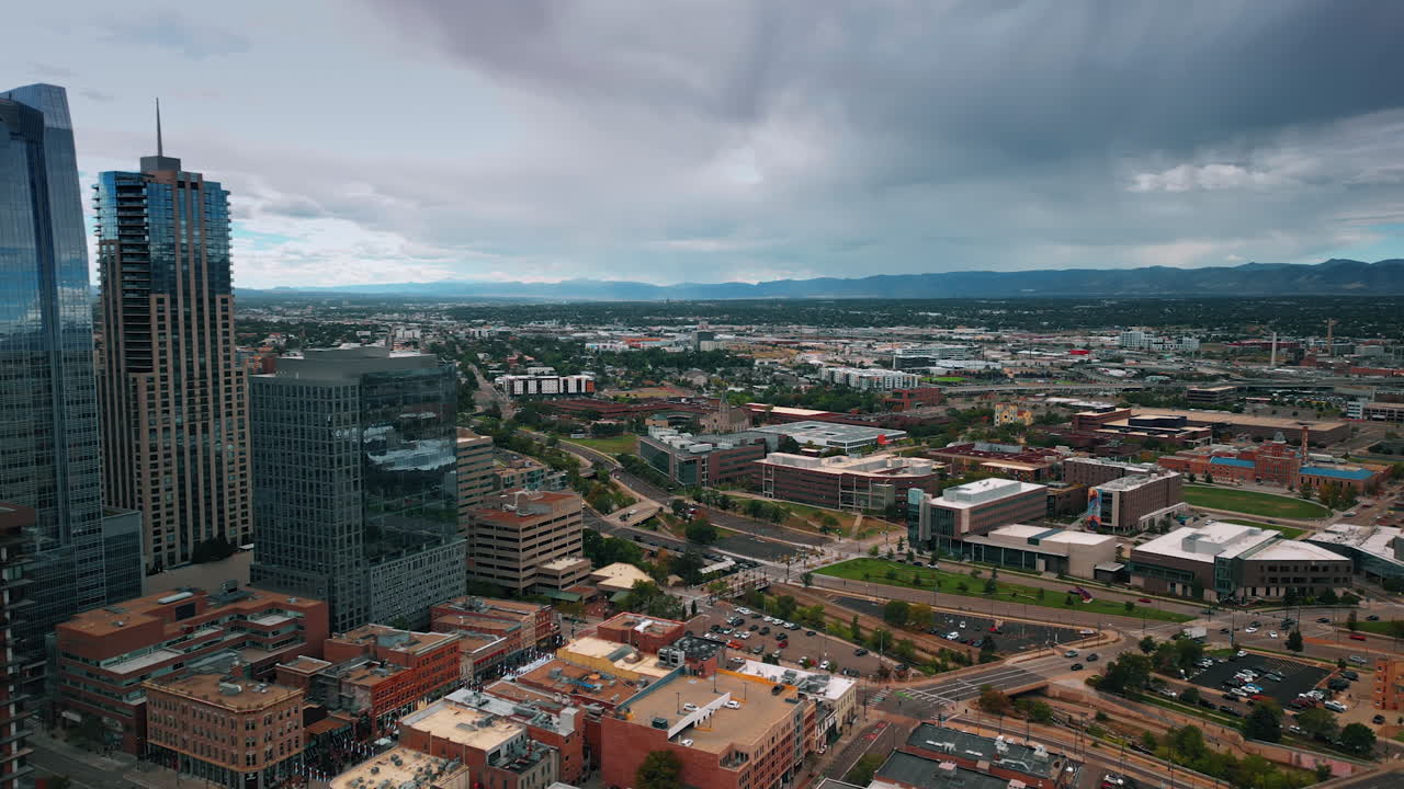 Denver, USA, 24 agosto 2025: un cielo grigio e nuvoloso sovrasta il vasto paesaggio urbano. Volo di drone sopra il panorama di Denver, Colorado, USA, in una giornata cupa
