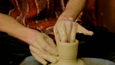 alfarero profesional que trabaja en el taller