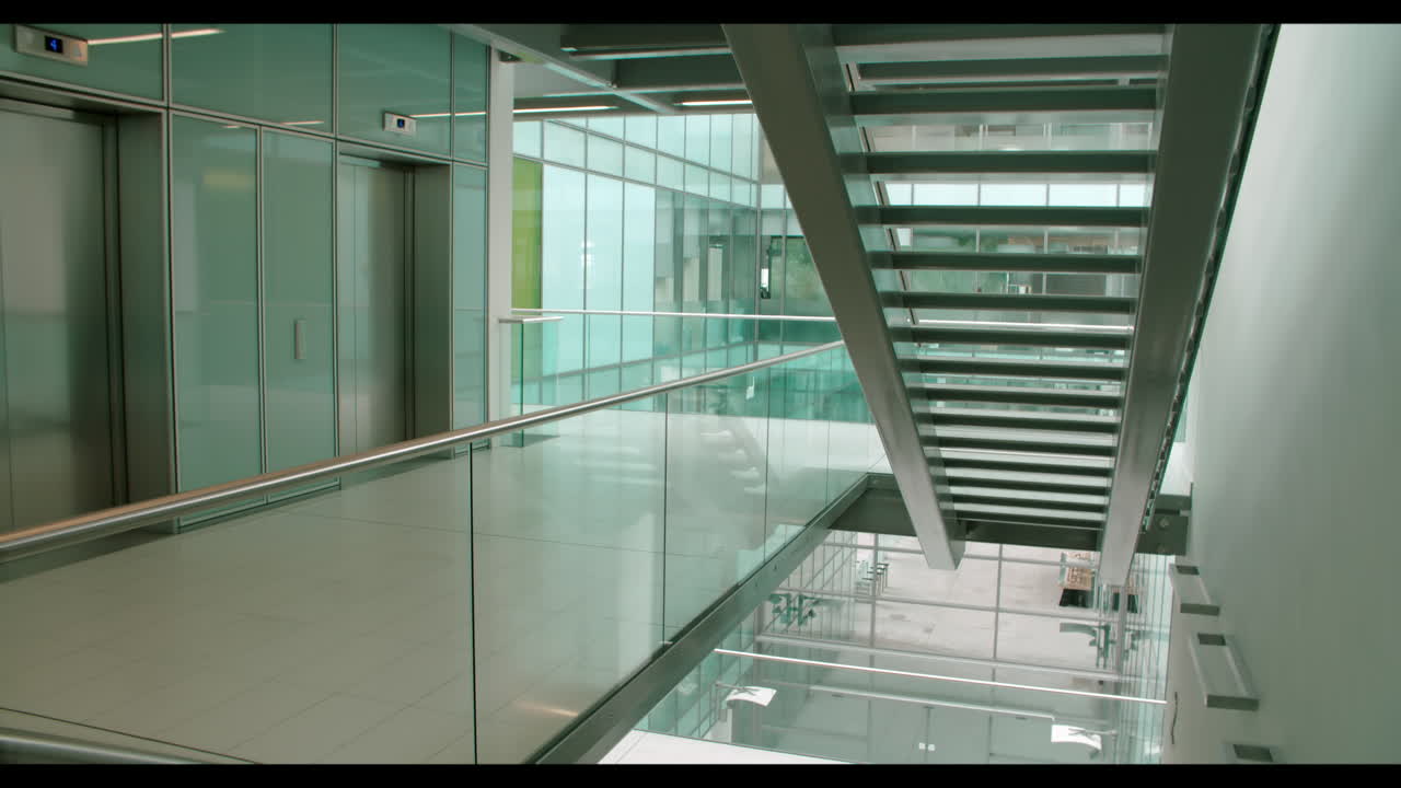 헤드을 착용한 두 명의 여성 콜 센터 직원