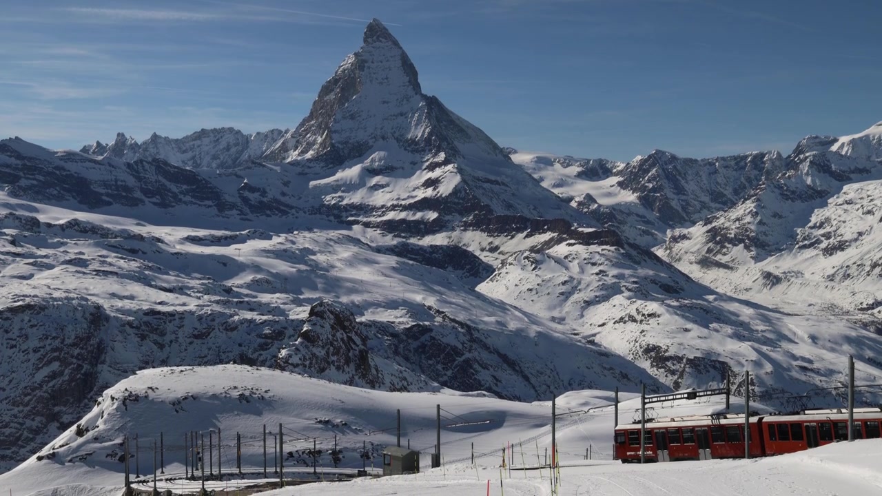 Monte Cervino e treno del Gornergrat, paesaggio alpino invernale in Svizzera.