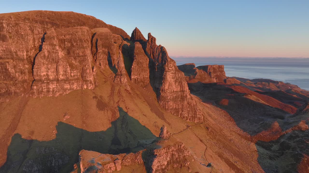 붕괴되는 바위 절벽, 산사태의 첨탑, 새벽의 빛에 여, 서서히 는 해안선과 바다를 드러낸다.