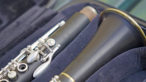 disparo de panorámica de un clarinete en un caso abierto púrpura en exhibición