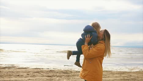 어머니 와 아이 가 해변 에서 놀고 있다