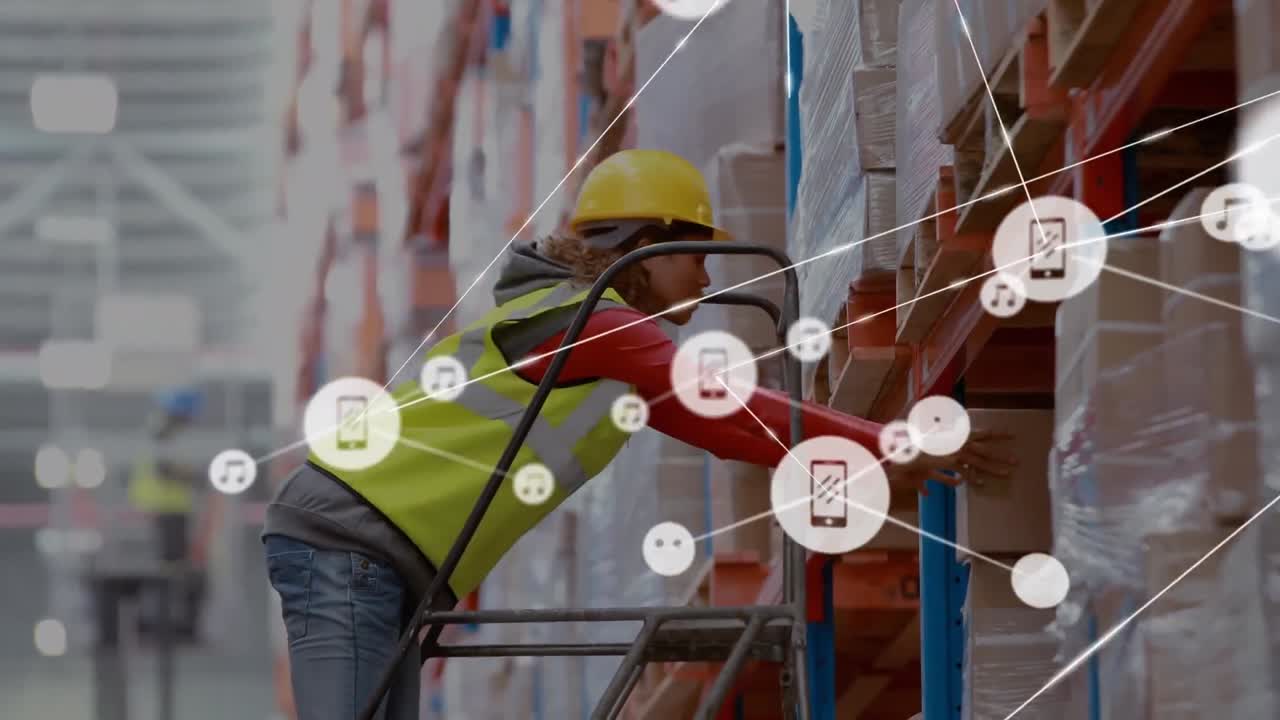 animación de la red de iconos sobre una trabajadora afroamericana manteniendo una caja en el estante del almacén.