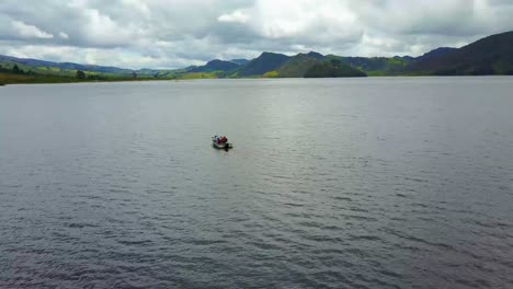 bote a motor en un lago que se aleja lentamente, vista aérea