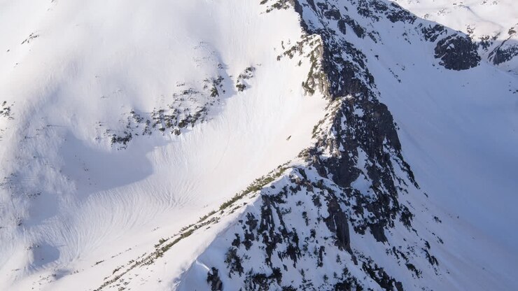 picos de montañas nevadas