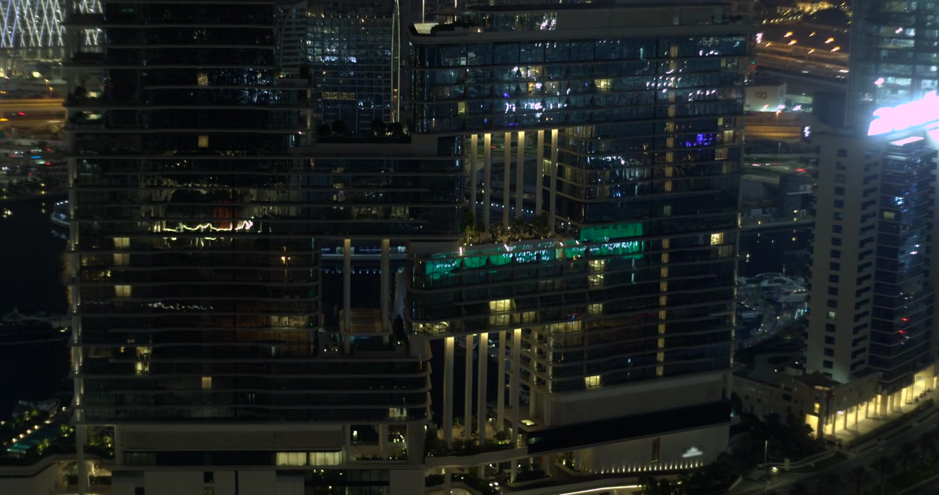 Vista Aérea de Arranha-céu Moderno à Noite em Dubai