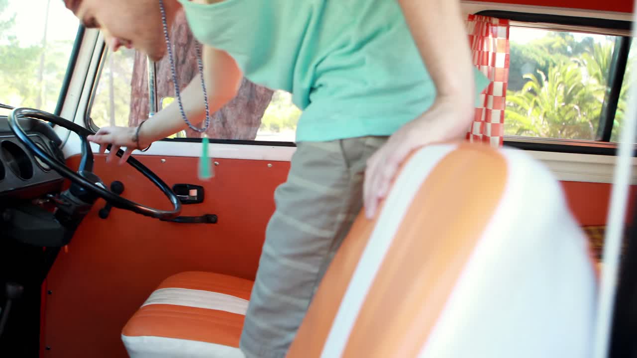 캠퍼 밴 4k에서 휴대폰을 사용하는 남자