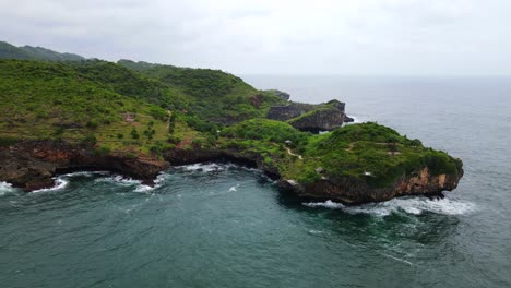 Vista-Aérea-Del-Arrecife-De-Coral-Con-Plantas-Verdes-En-La-Colina-Durante-El-Día-Nublado---Acantilado-Kesirat,-Yogyakarta,-Indonesia