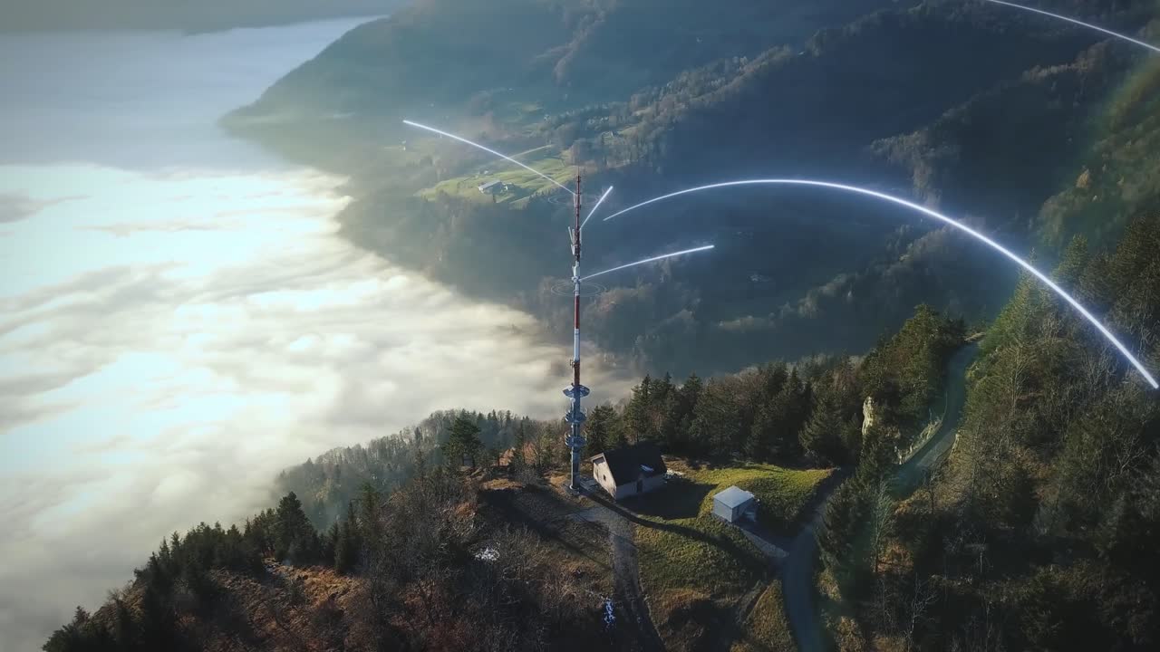 Stazione antenna su una montagna sopra le nuvole nella valle trasmette segnali di rete digitali con dati 5G.