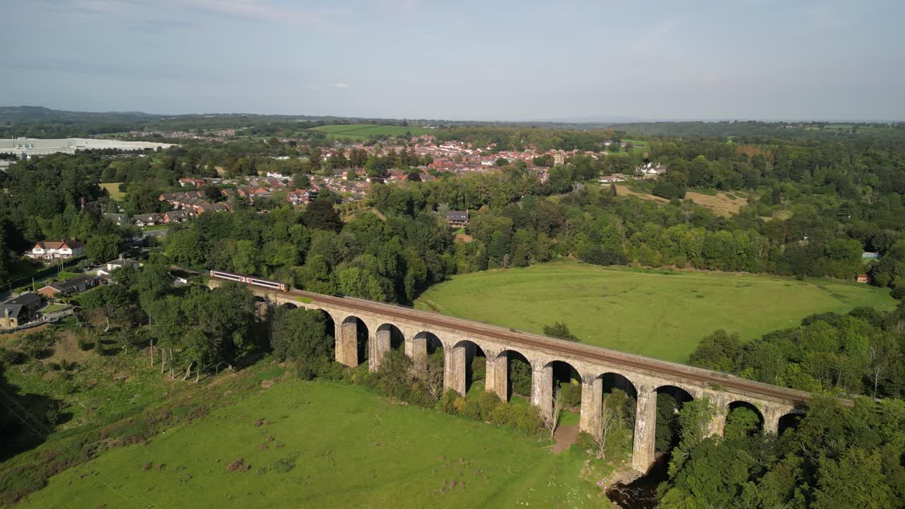 tren cruzando sobre el viaducto ferroviario de chirk - dron aéreo en el sentido de las agujas del reloj revela - galés, frontera inglesa, 23 de septiembre