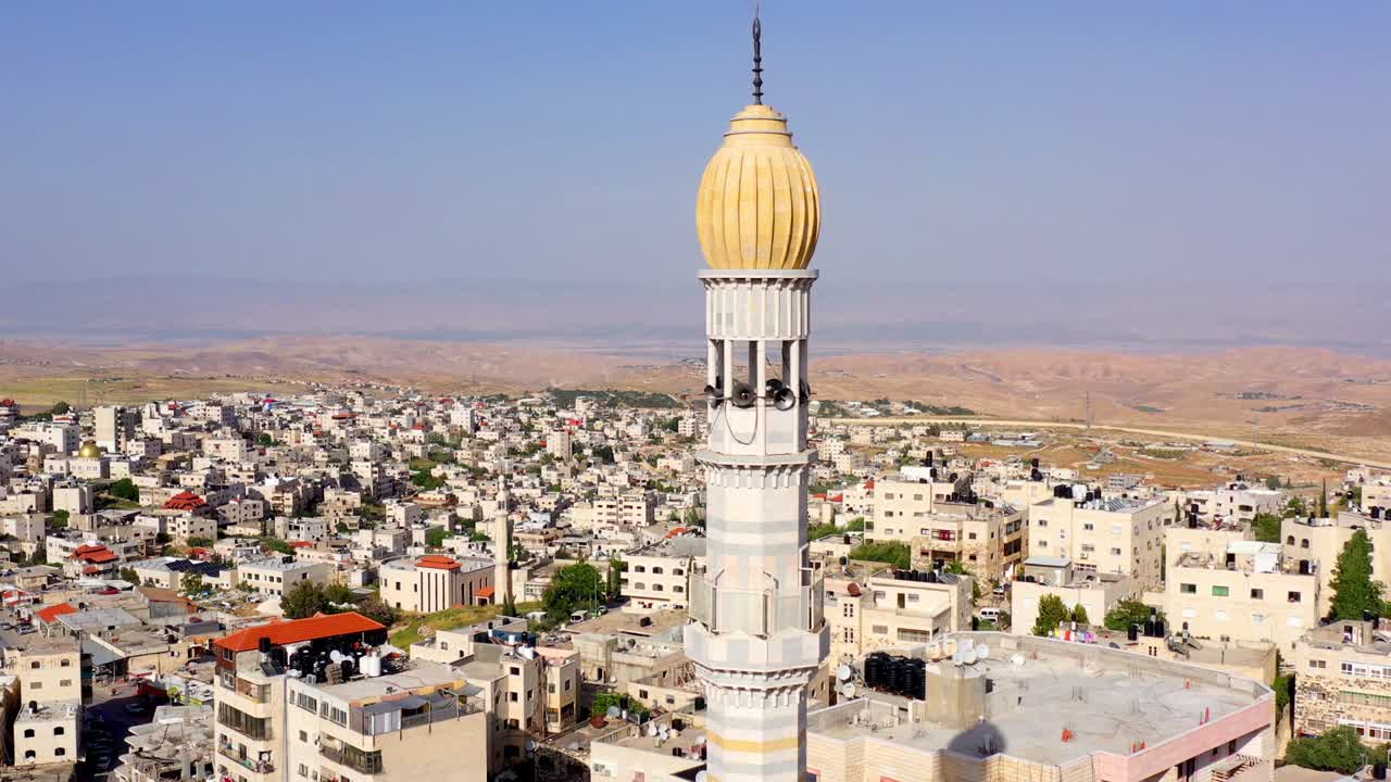 minarete de la torre de la mezquita en el campamento de refugiados de shuafat, vista aérea de jerusalén
