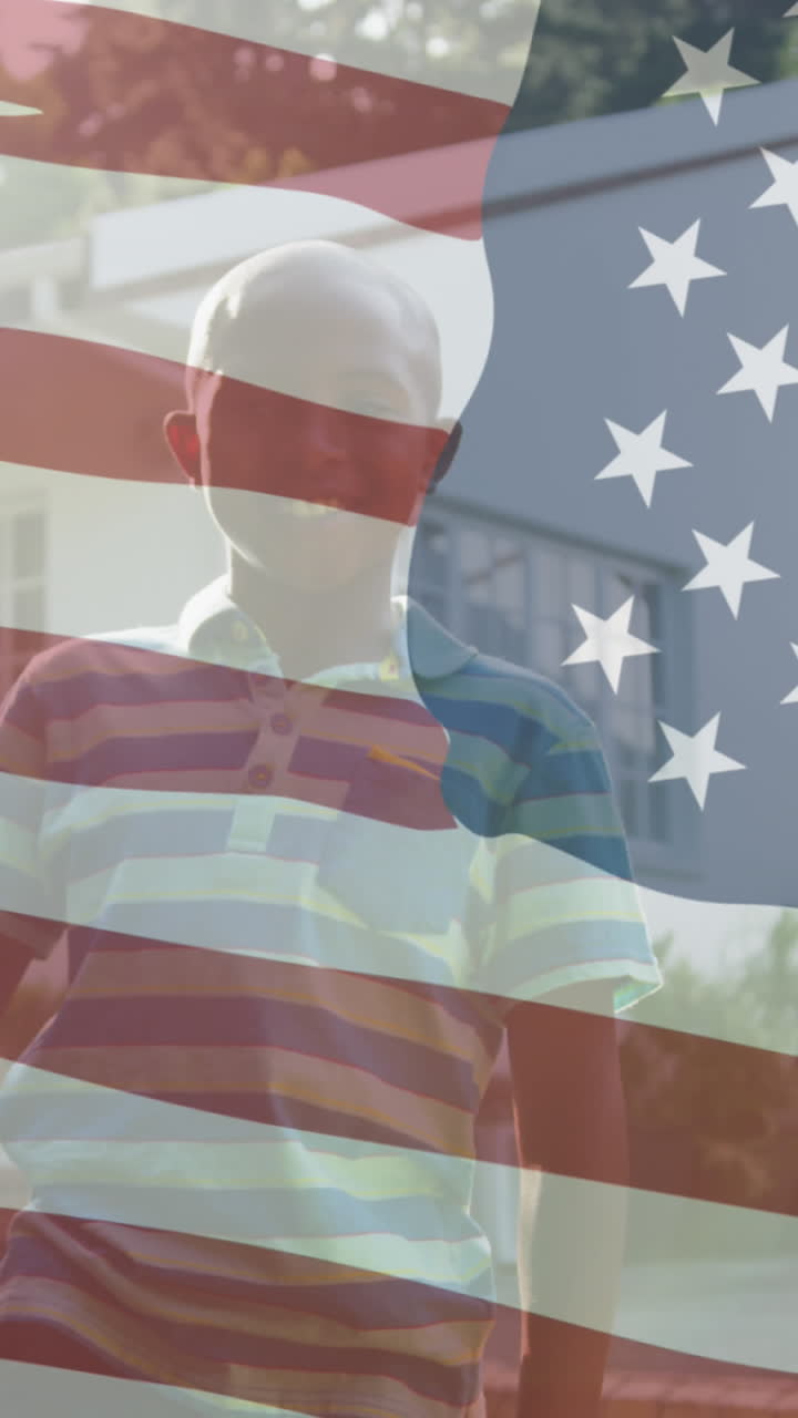 animación de la bandera de los estados unidos sobre un niño caucásico afroamericano