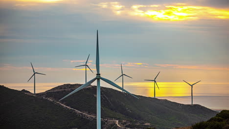 bellissimo timelapse di turbine eoliche su una collina durante il tramonto