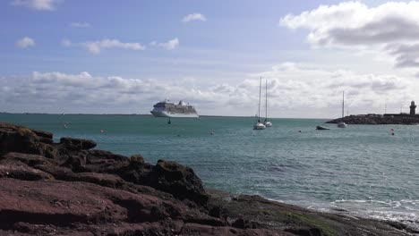 Kleine-Und-Große-Boote-Vor-Anker-Im-Dunmore-East-Harbour-Bei-Flut-An-Einem-Herbstnachmittag