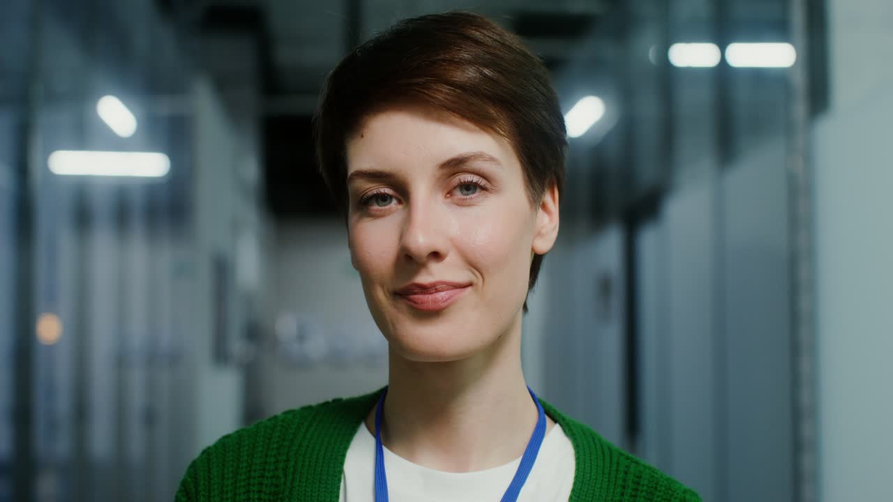 mujer en un pasillo de la oficina