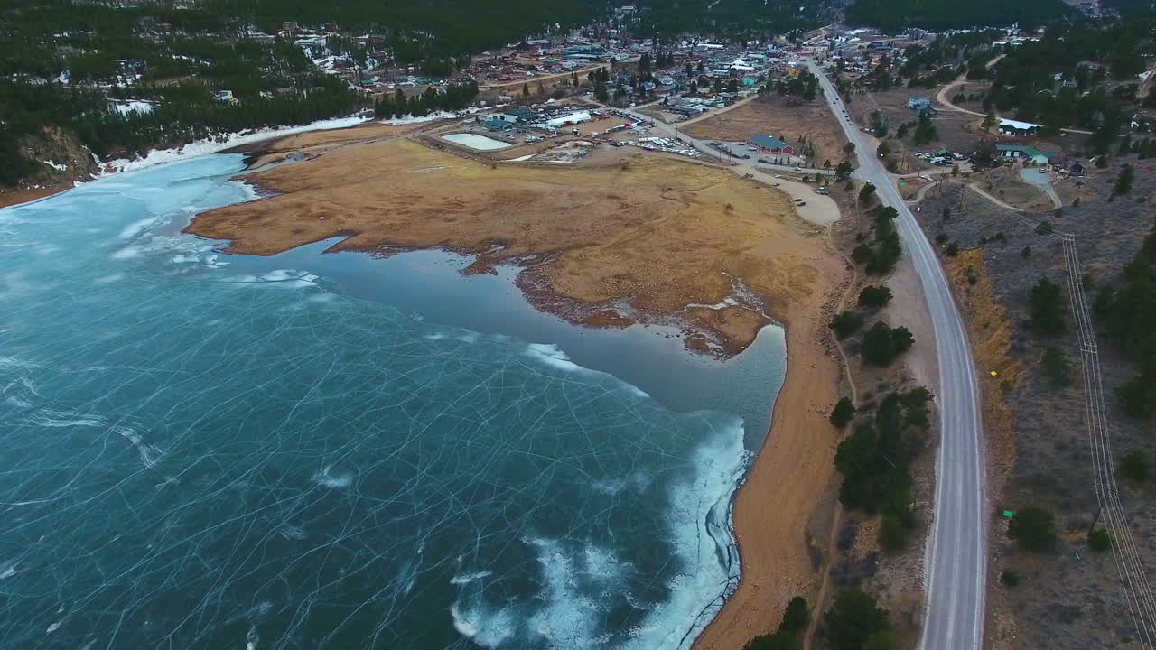 imágenes de drones del embalse congelado de barker meadows