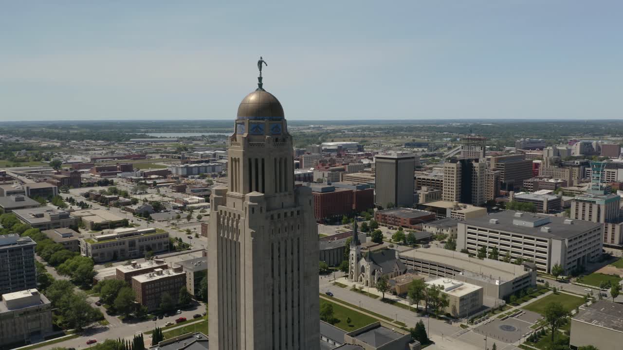 беспилотник пролетел от здания штата небраска, расположенного в центре линкольна