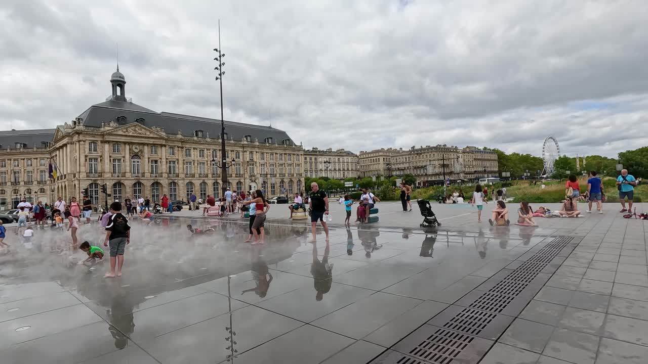 Persone che si godono la nebbia a Place de la Bourse
