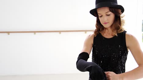 bailarín con guantes