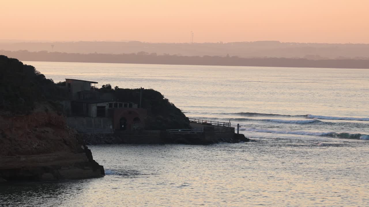 vista al atardecer del océano y el búnker militar