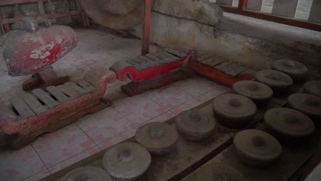 Beschädigte-Gamelan-Musikinstrumente-Waren-Bei-Der-Vulkanausbruchskatastrophe-Heißen-Wolken-Ausgesetzt