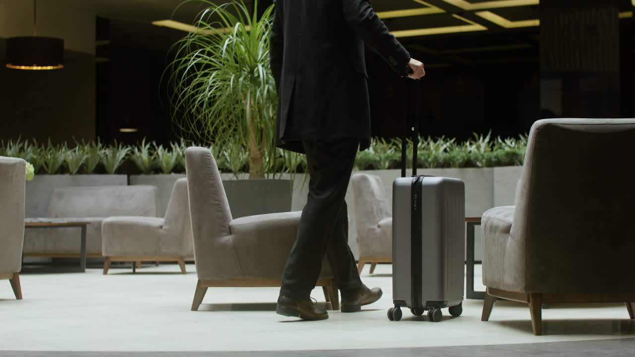 hombre acercándose a la recepción del hotel