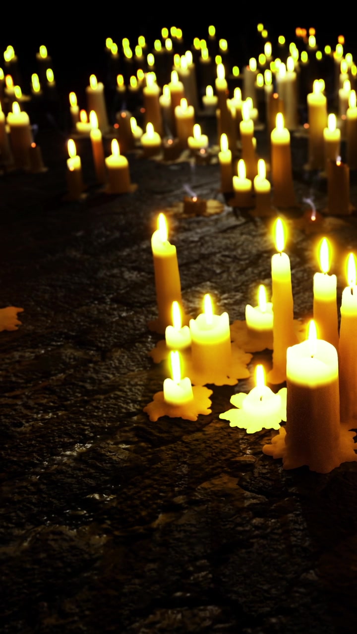 Candele illuminano uno spazio buio durante un raduno in una serata speciale.