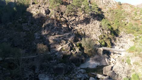 Toma-Aérea-De-Rocas-Y-árboles-De-Río