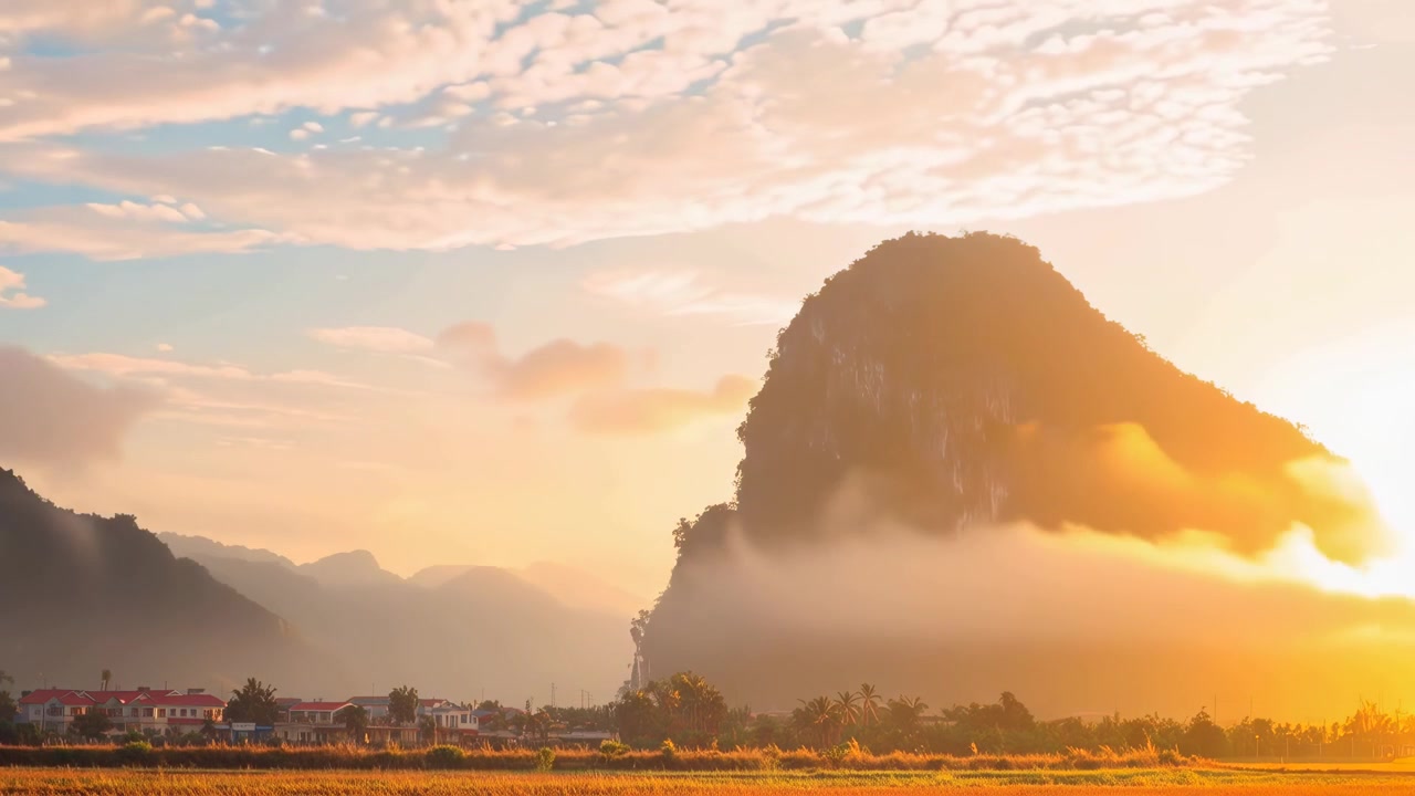 Amanecer sobre un paisaje montañoso brumoso en un entorno rural