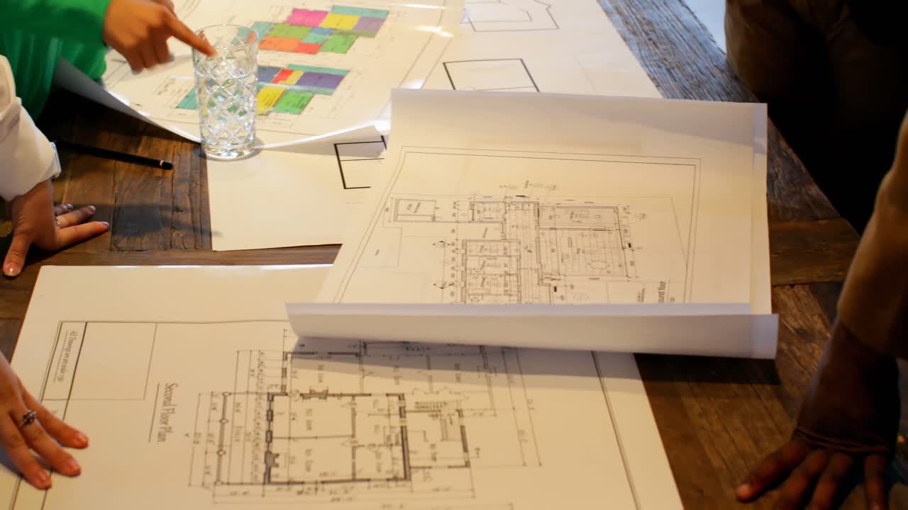 colegas de negocios discutiendo sobre el plan en la oficina 4k