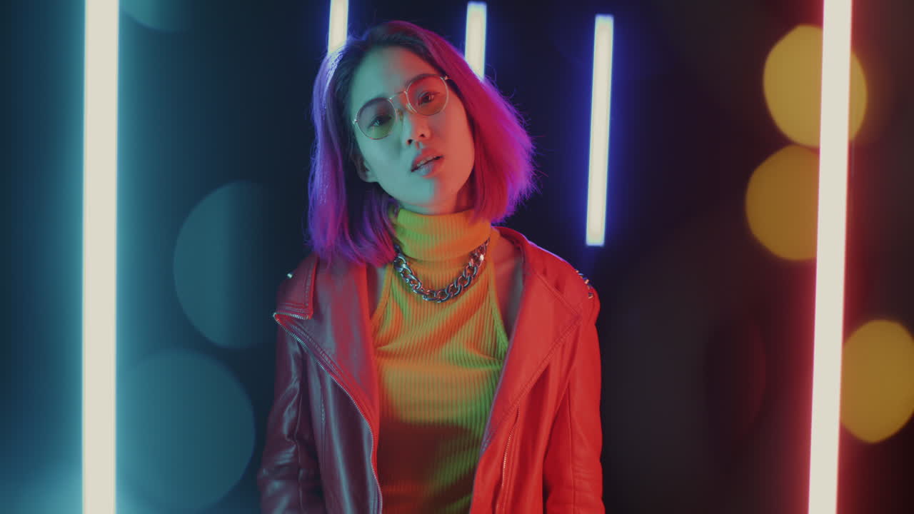 mujer elegante con iluminación de neón