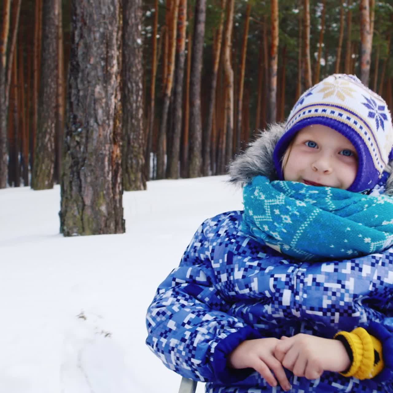 눈 속에서 썰매에 끌려가는 어린 소녀 01